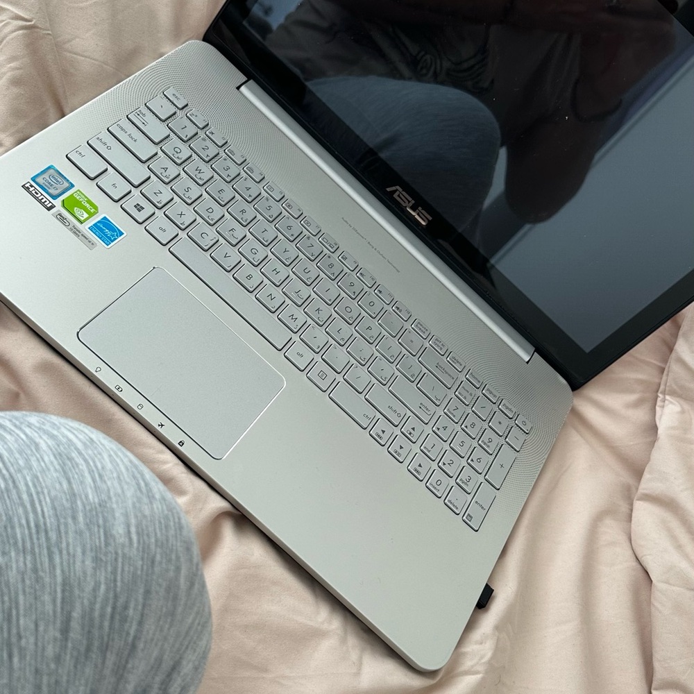 ASUS Silver Laptop with Full-Size Keyboard and Large Touchpad